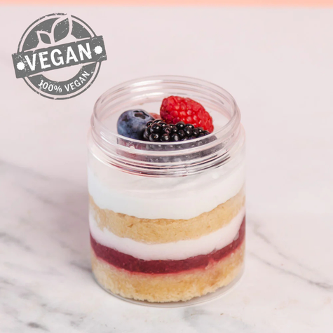 كعكة الفراولة النباتية في جرة 